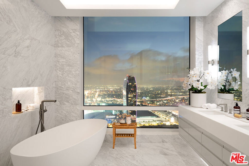 Residential Lease for rent at 1000 W 8th Street 5710, Los Angeles, Los Angeles County CA featuring 3 beds and 3 baths