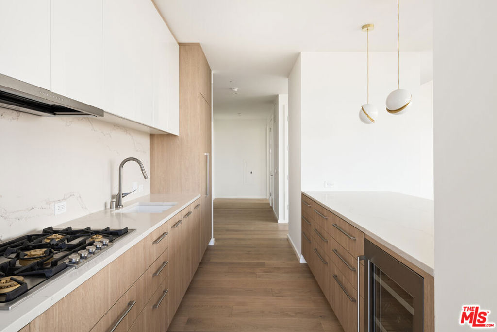 Residential Lease for rent at 1000 W 8th Street 3210, Los Angeles, Los Angeles County CA featuring 3 beds and 3 baths