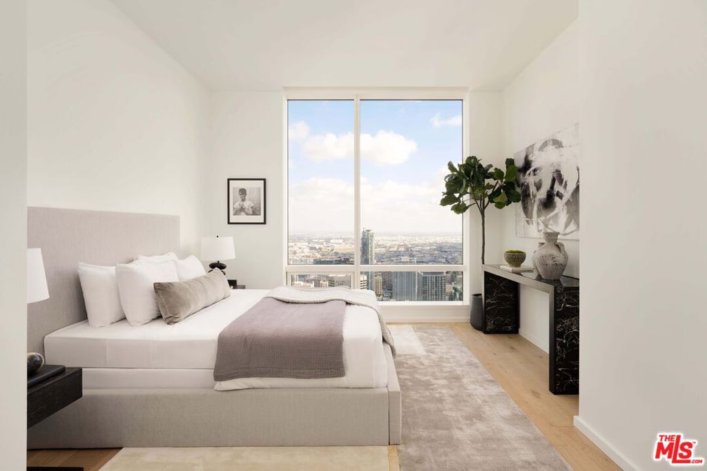 Residential Lease for rent at 1000 W 8th Street 5901, Los Angeles, Los Angeles County CA featuring 3 beds and 3 baths