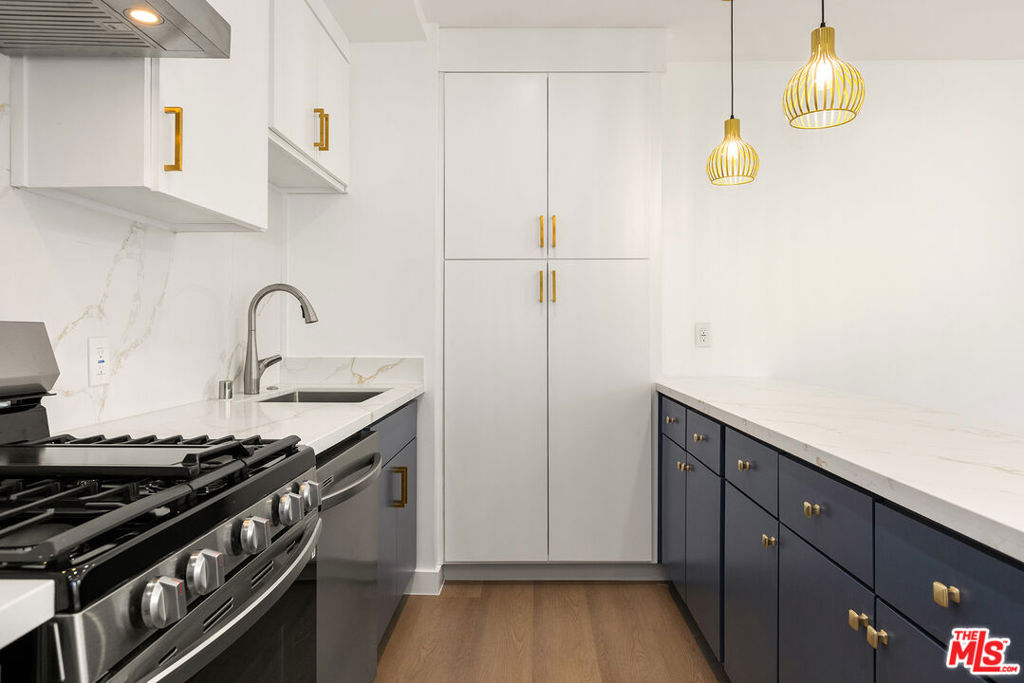 Residential Lease for rent at 2509 Purdue Avenue, Los Angeles, Los Angeles County CA featuring 2 beds and 2 baths