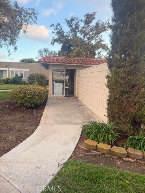 Residential Lease for rent at 2210 Via Mariposa E C, Laguna Woods CA featuring 1 bed and 1 bath