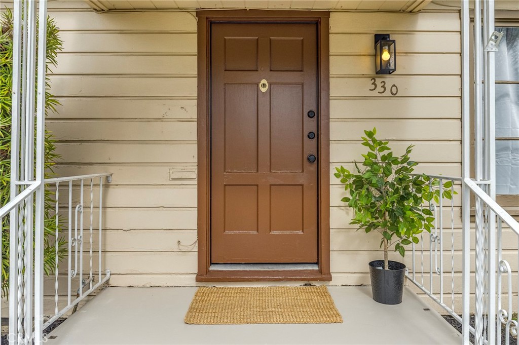 Residential for sale at 330 Lincoln, Bakersfield CA featuring 2 beds and 1 bath