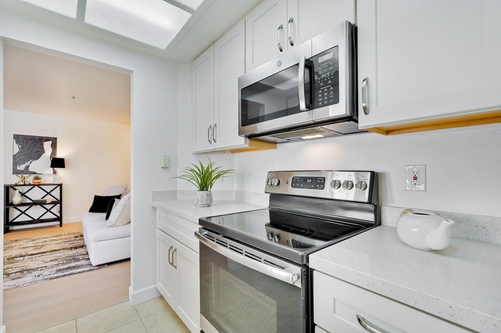 Residential for sale at 2709 2709 Oak Rd G, Walnut Creek CA featuring 2 beds and 1 bath