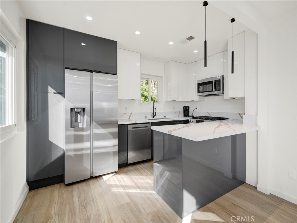 Residential Lease for rent at 727 Robinson, Los Angeles, Los Angeles County CA featuring 3 beds and 2 baths