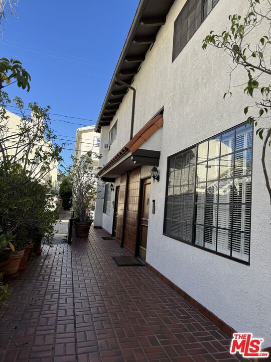 Residential Lease for rent at 1027 11th Street C, Santa Monica, Los Angeles County CA featuring 2 beds and 3 baths