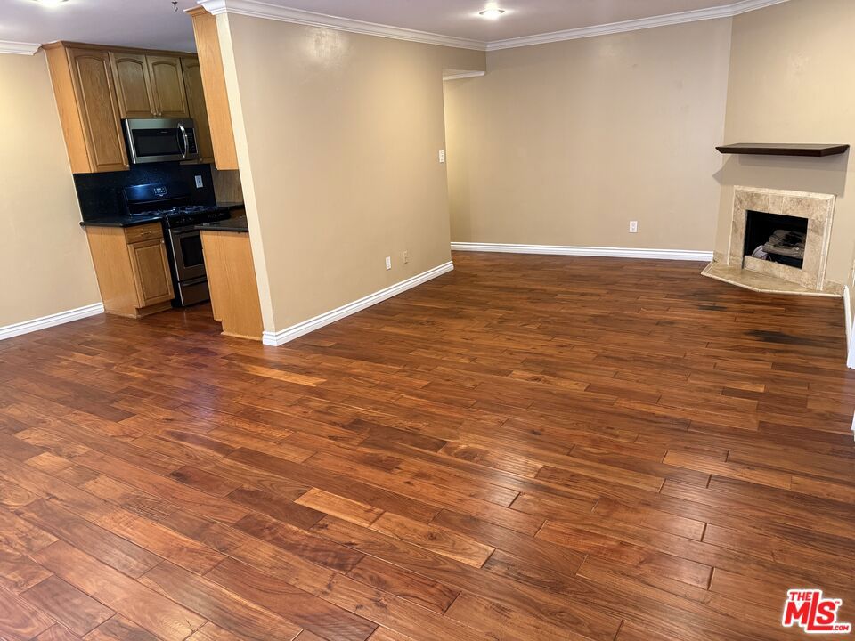 Residential Lease for rent at 2141 S Bentley Avenue 106, Los Angeles, Los Angeles County CA featuring 2 beds and 2 baths