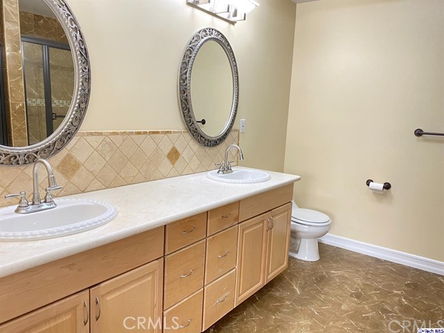 Residential Lease for rent at 414 E Valencia Avenue 111, Burbank, Los Angeles County CA featuring 3 beds and 3 baths