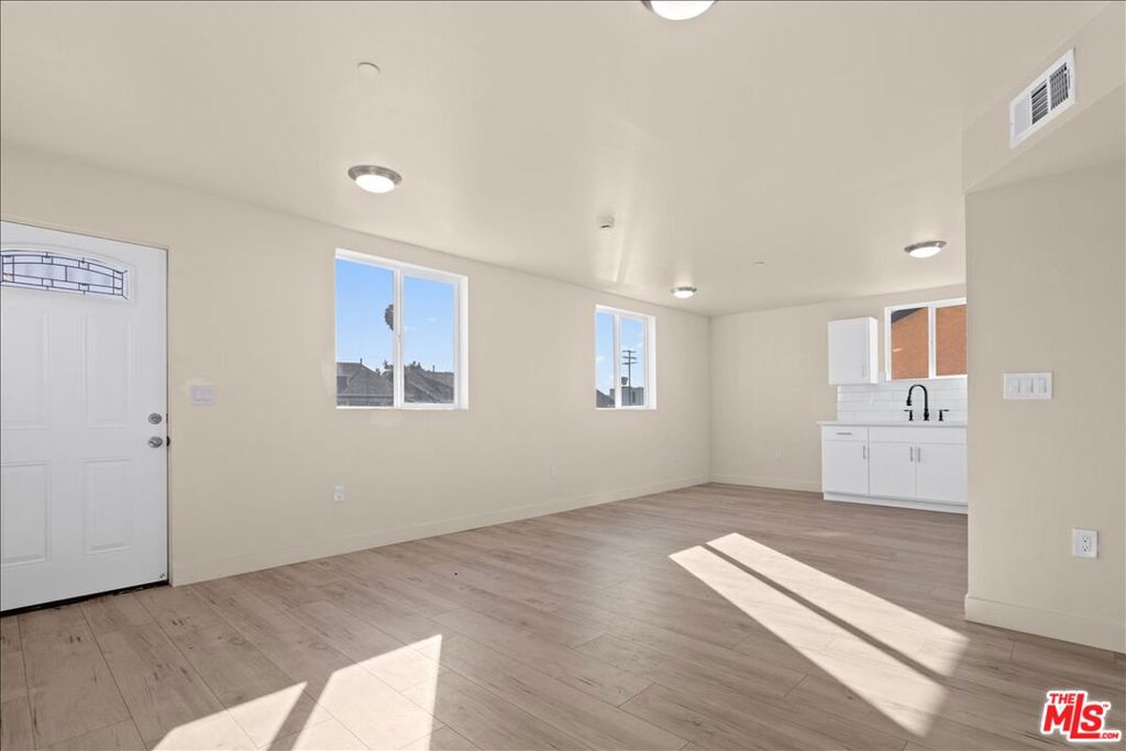 Residential Lease for rent at 707 W 80th Street, Los Angeles, Los Angeles County CA featuring 22 beds and 18 baths