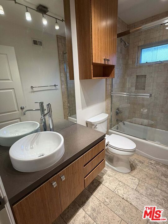 Residential Lease for rent at 832 N Las Palmas Avenue, Los Angeles, Los Angeles County CA featuring 2 beds and 2 baths