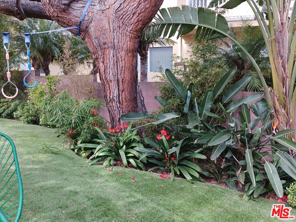 Residential Lease for rent at 3859 S Cochran, Los Angeles, Los Angeles County CA featuring 3 beds and 2 baths