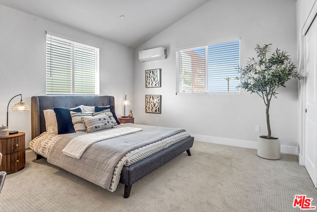 Residential Lease for rent at 10035 S Western Avenue 3, Los Angeles, Los Angeles County CA featuring 2 beds and 2 baths