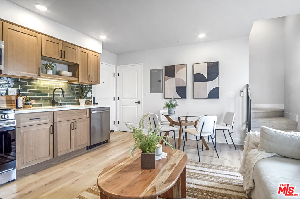 Residential Lease for rent at 10035 S Western Avenue 5, Los Angeles, Los Angeles County CA featuring 2 beds and 2 baths