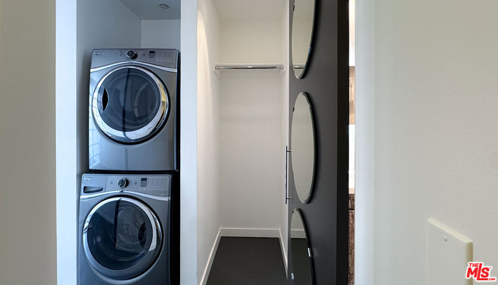 Residential Lease for rent at 1912 Broadway 204, Santa Monica, Los Angeles County CA featuring 1 bed and 1 bath