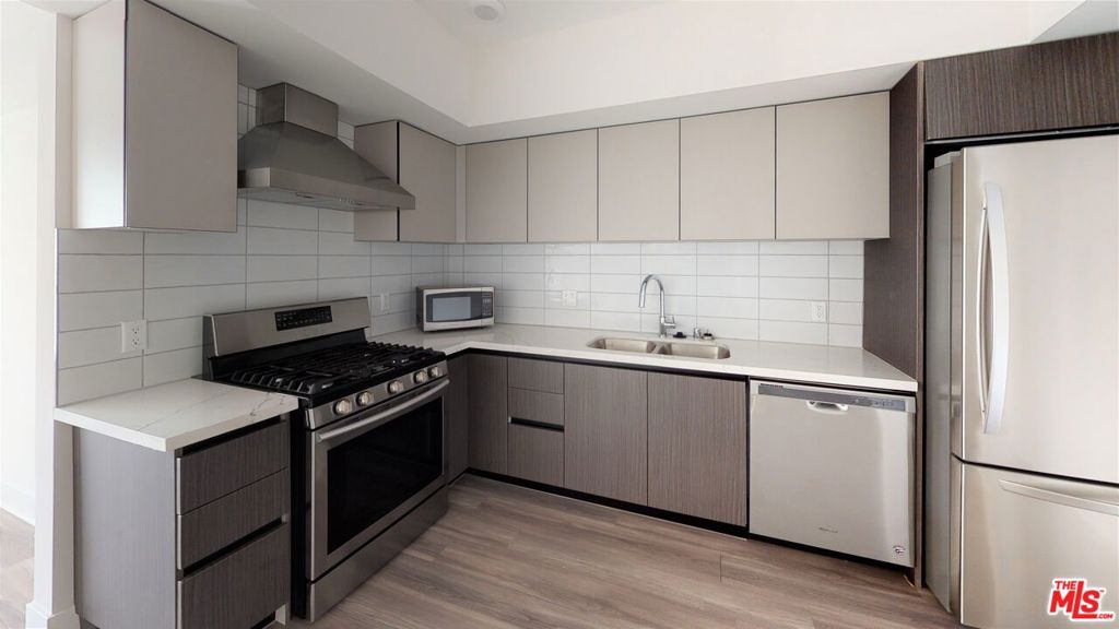 Residential Lease for rent at 5030 Rosewood Avenue 506, Los Angeles, Los Angeles County CA featuring 3 beds and 3 baths