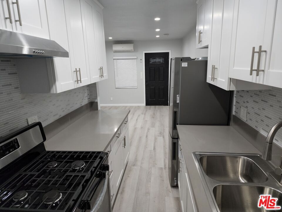 Residential Lease for rent at 5916 S Figueroa Street, Los Angeles, Los Angeles County CA featuring 6 beds and 6 baths