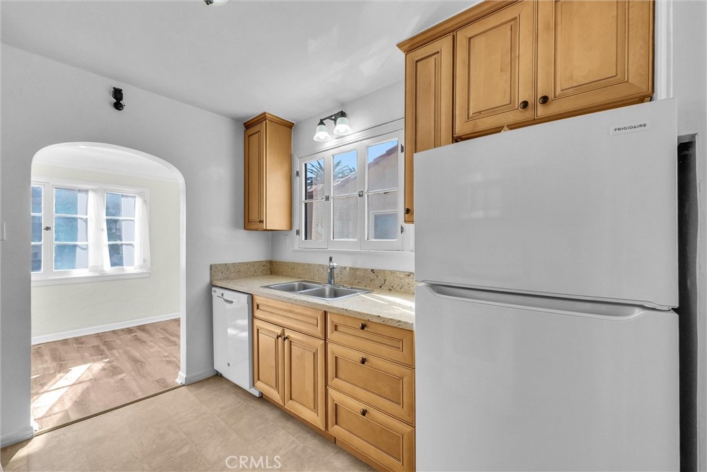 Residential Lease for rent at 223 Granada, Long Beach, Los Angeles County CA featuring 2 beds and 1 bath