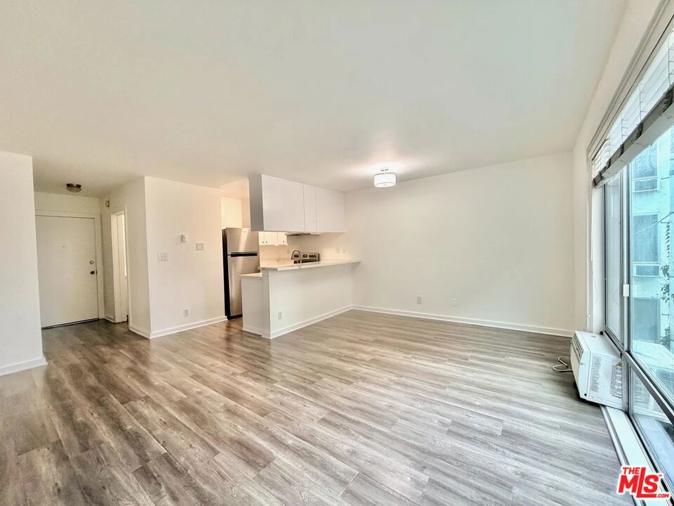 Residential Lease for rent at 5805 W 8th Street 110, Los Angeles, Los Angeles County CA and 1 bath