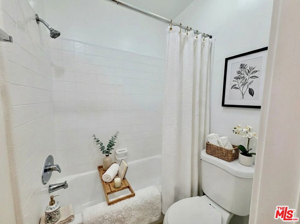 Residential Lease for rent at 5805 W 8th Street 311, Los Angeles, Los Angeles County CA and 1 bath