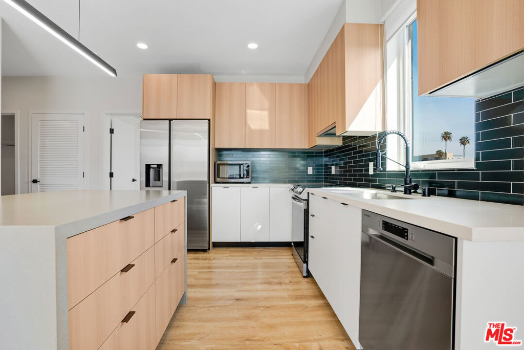 Residential Lease for rent at 5813 Lexington Avenue 401, Los Angeles, Los Angeles County CA featuring 2 beds and 2 baths