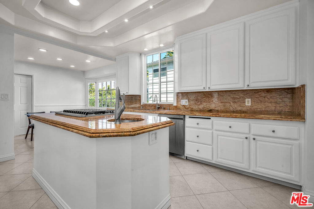 Residential Lease for rent at 10810 Rochester Avenue, Los Angeles, Los Angeles County CA featuring 4 beds and 5 baths