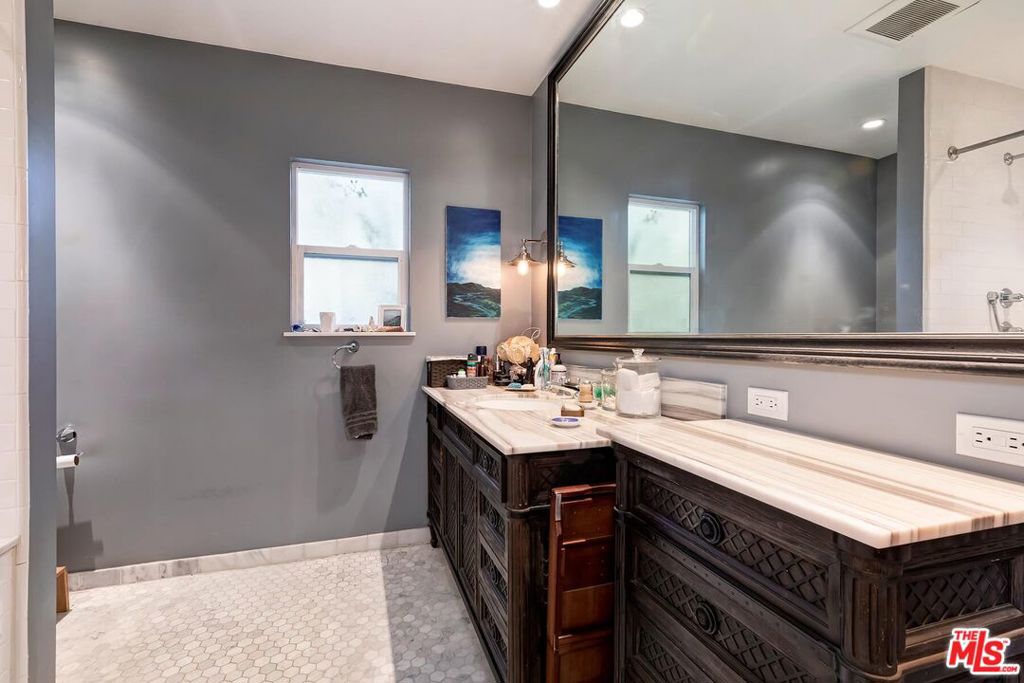 Residential Lease for rent at 1923 S Crescent Heights Boulevard, Los Angeles, Los Angeles County CA featuring 3 beds and 2 baths