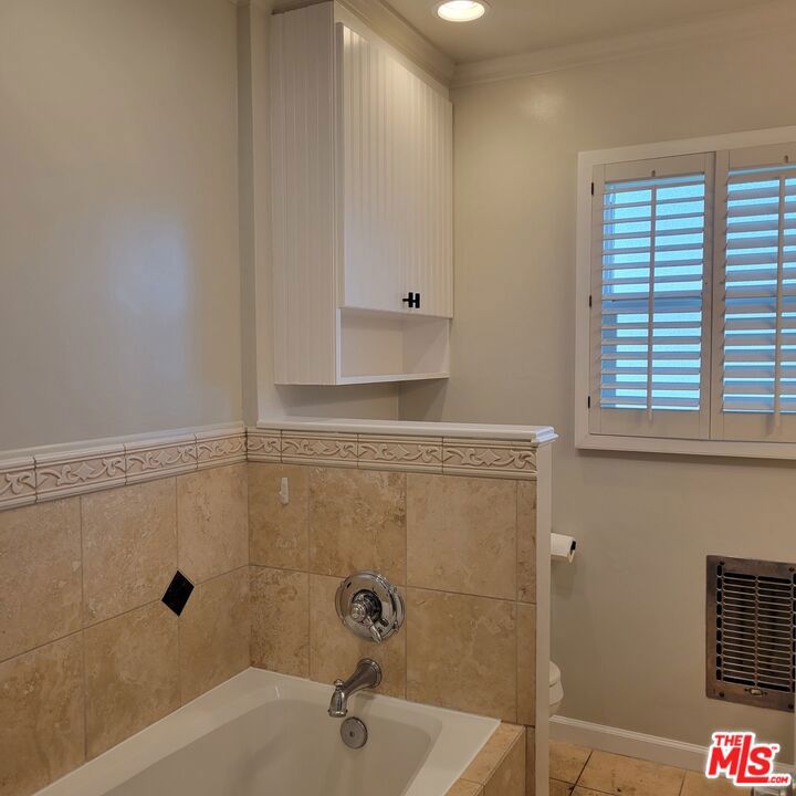 Residential Lease for rent at 2781 N Bellflower Boulevard, Long Beach, Los Angeles County CA featuring 3 beds and 1 bath