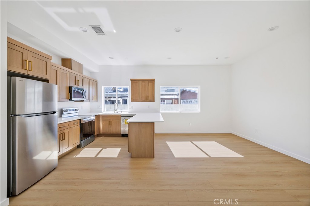 Residential Lease for rent at 10905 Dalerose A, Inglewood, Los Angeles County CA featuring 4 beds and 5 baths