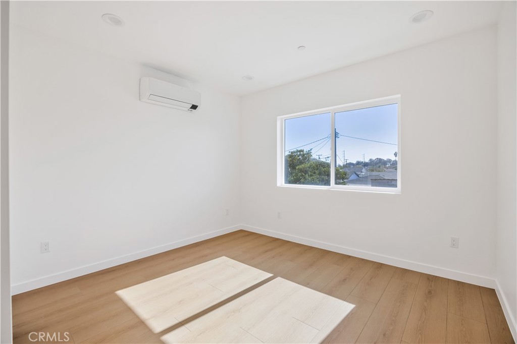 Residential Lease for rent at 10905 Dalerose C, Inglewood, Los Angeles County CA featuring 2 beds and 3 baths