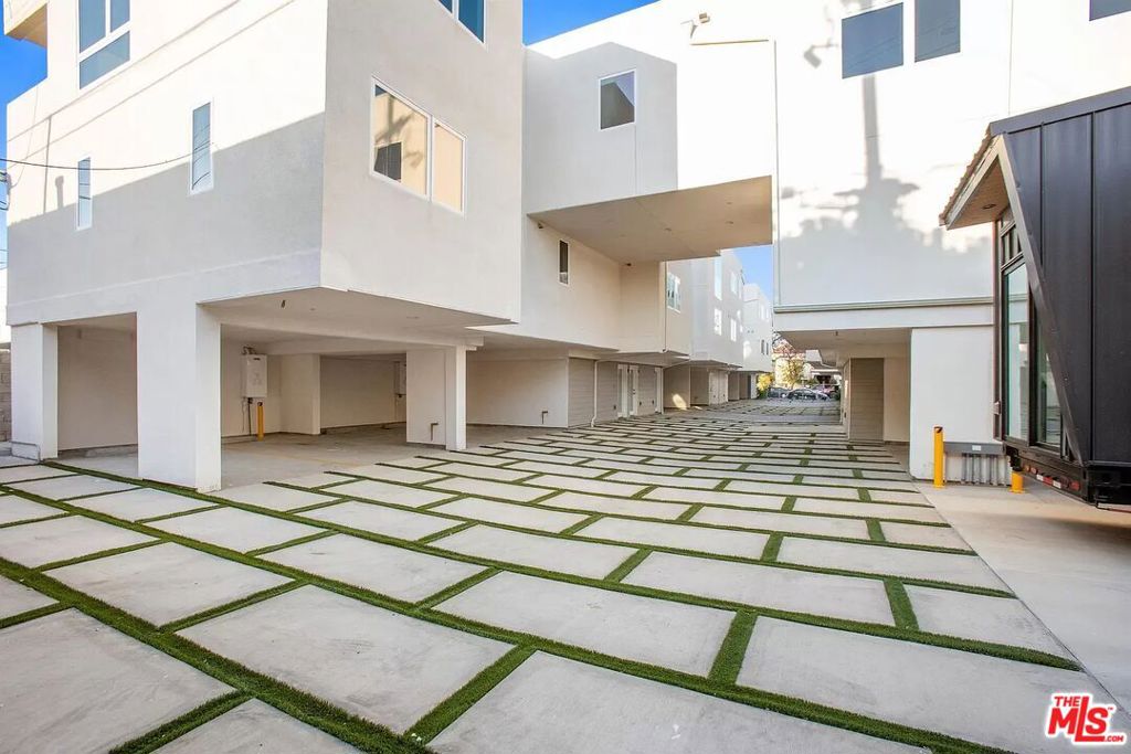 Residential Lease for rent at 945 N Oxford Avenue 6, Los Angeles, Los Angeles County CA featuring 4 beds and 4 baths