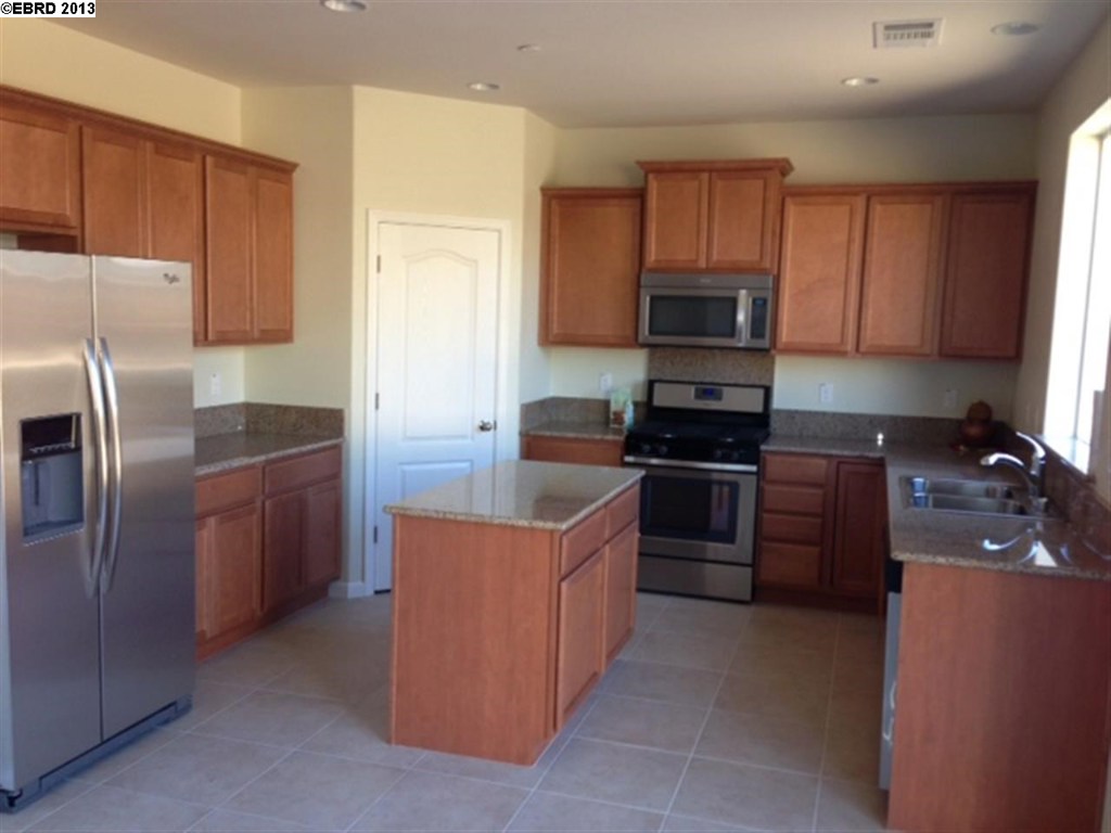 Residential Lease for rent at 494 494 SHANNON WAY, Oakley CA featuring 5 beds and 3 baths
