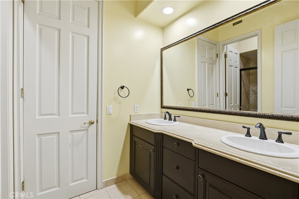 Residential for sale at 25301 Prado De Los Arboles, Calabasas CA featuring 5 beds and 5 baths