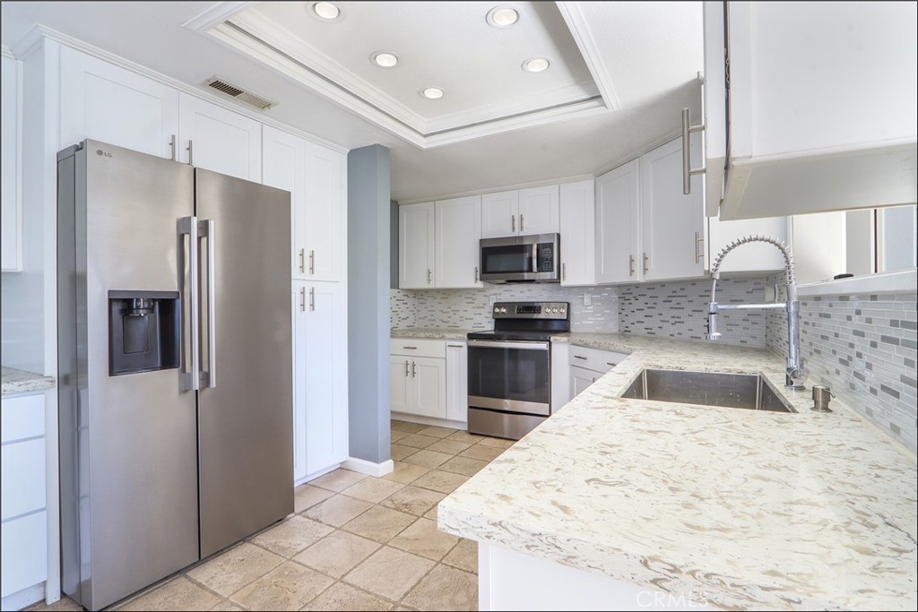 Residential Lease for rent at 34 Rainwood, Aliso Viejo CA featuring 2 beds and 3 baths