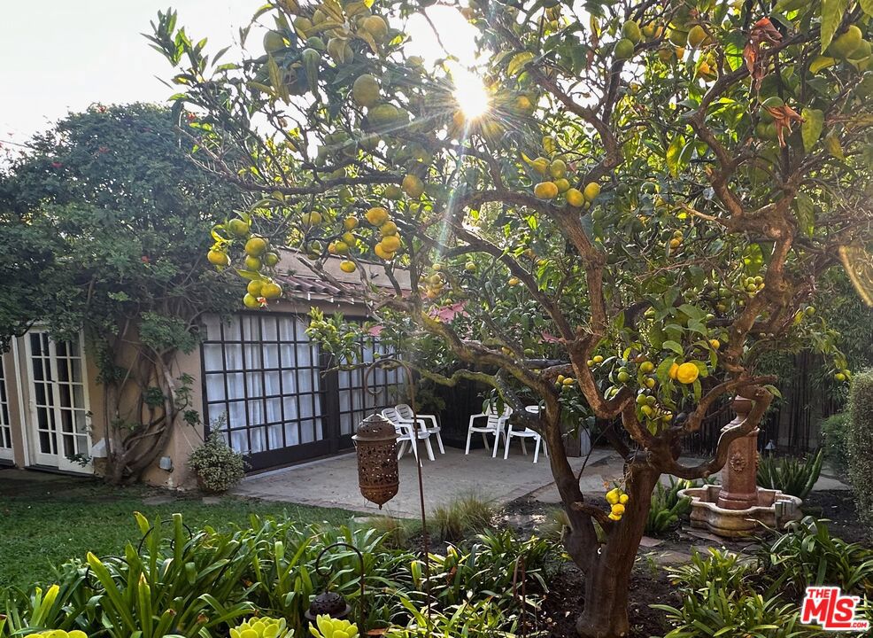 Residential Lease for rent at 2012 Manning Avenue, Los Angeles, Los Angeles County CA featuring 3 beds and 3 baths