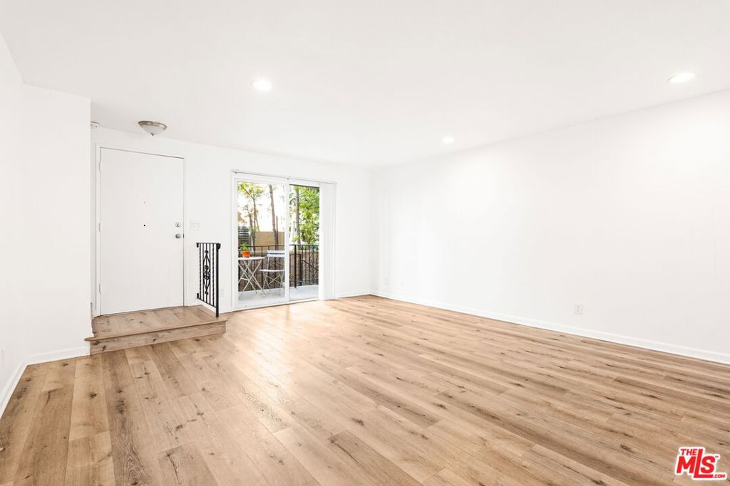 Residential Lease for rent at 2242 S Bentley Avenue 4, Los Angeles, Los Angeles County CA featuring 2 beds and 3 baths