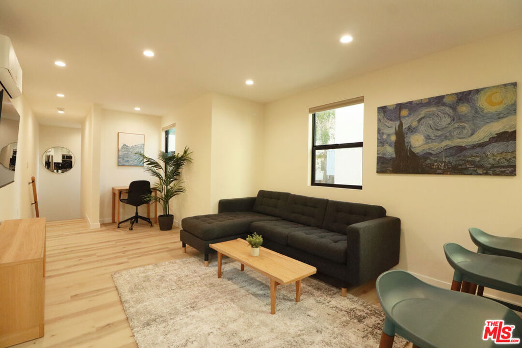 Residential Lease for rent at 918 N San Vicente Boulevard F, West Hollywood CA featuring 1 bed and 2 baths