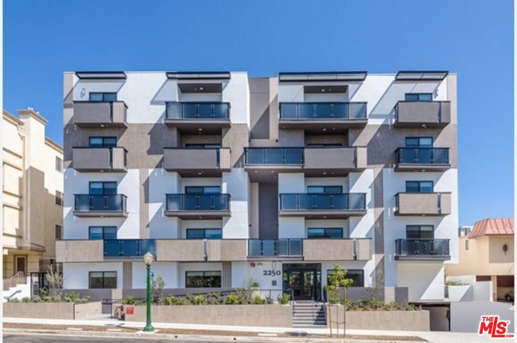 Residential Lease for rent at 2250 Fox Hills 305, Los Angeles, Los Angeles County CA featuring 3 beds and 3 baths