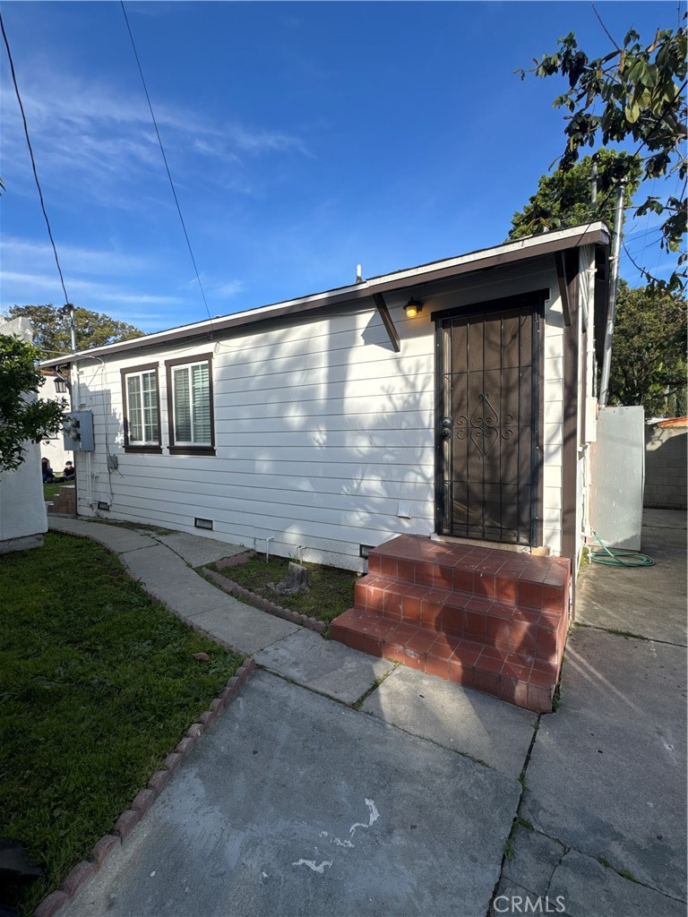 Residential Lease for rent at 3528 W 59th Place, Los Angeles, Los Angeles County CA featuring 1 bed and 1 bath