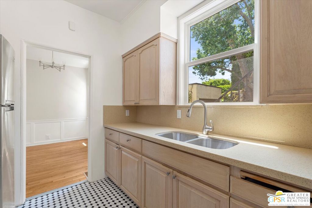 Residential Lease for rent at 1115 S Ogden Drive 1/2, Los Angeles, Los Angeles County CA featuring 1 bed and 1 bath