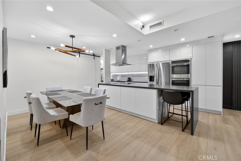 Residential Lease for rent at 10433 Wilshire Boulevard 202, Los Angeles, Los Angeles County CA featuring 2 beds and 3 baths