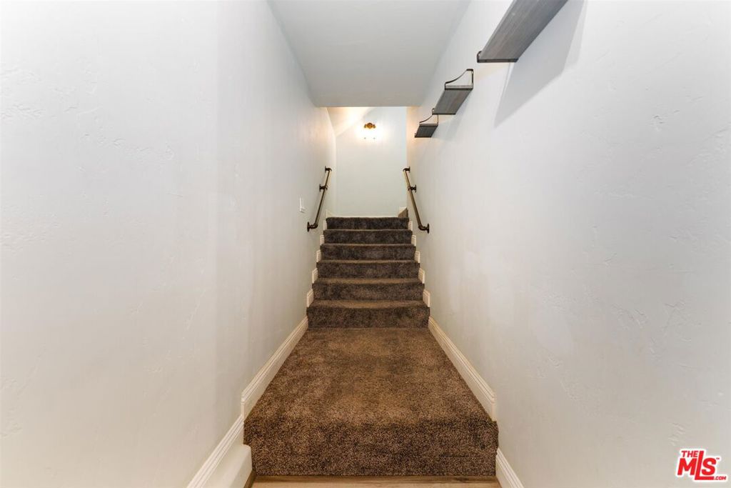 Residential Lease for rent at 1609 E Hillcrest Drive B, Thousand Oaks CA featuring 3 beds and 2 baths