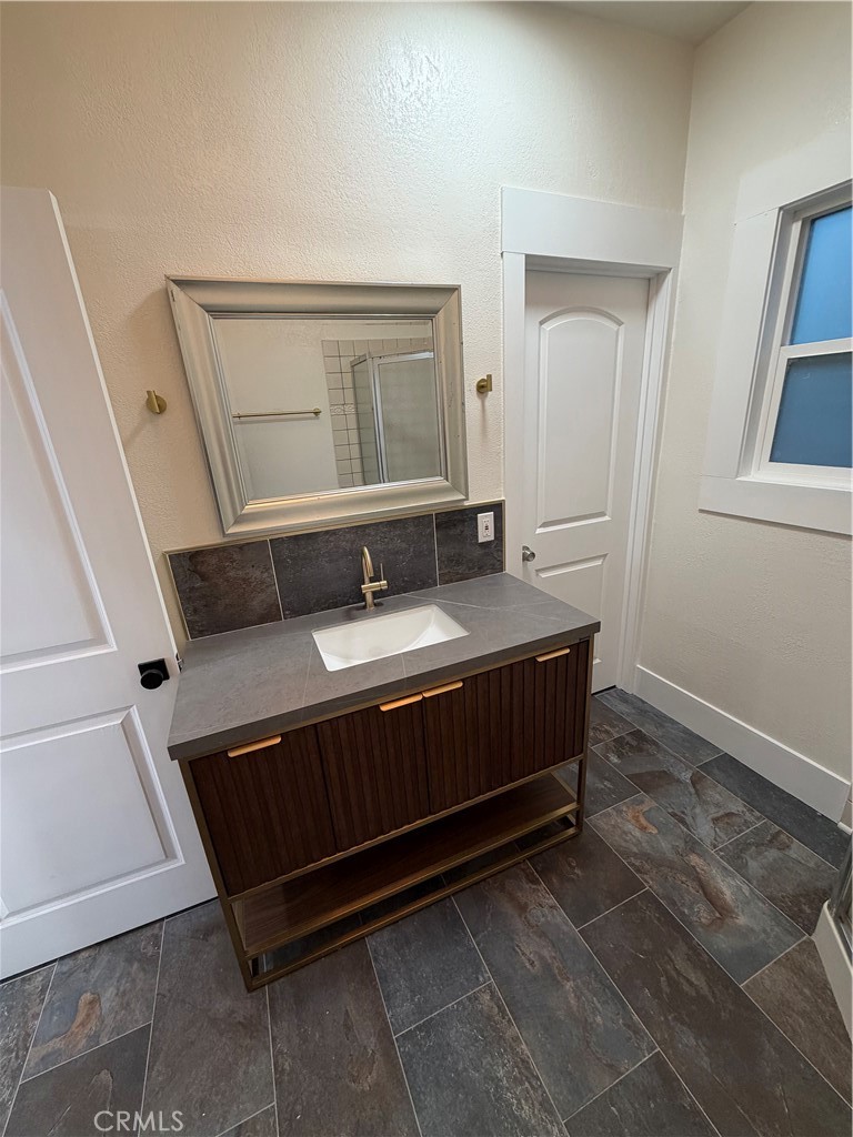 Residential Lease for rent at 625 Cedar, Long Beach CA featuring 2 beds and 1 bath