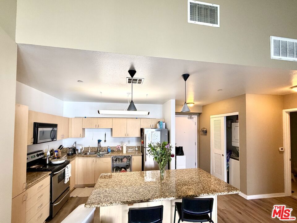 Residential Lease for rent at 630 W 6th Street 502, Los Angeles, Los Angeles County CA featuring 2 beds and 2 baths