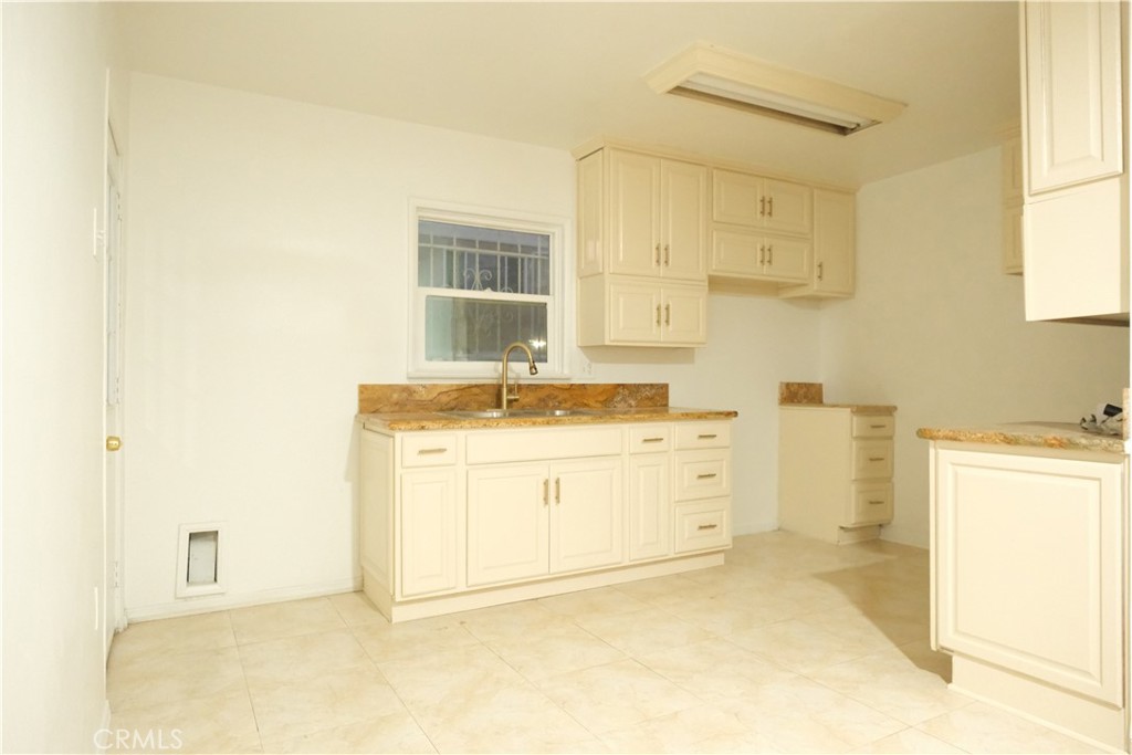 Residential Lease for rent at 6521 Walker, Bell CA featuring 3 beds and 1 bath