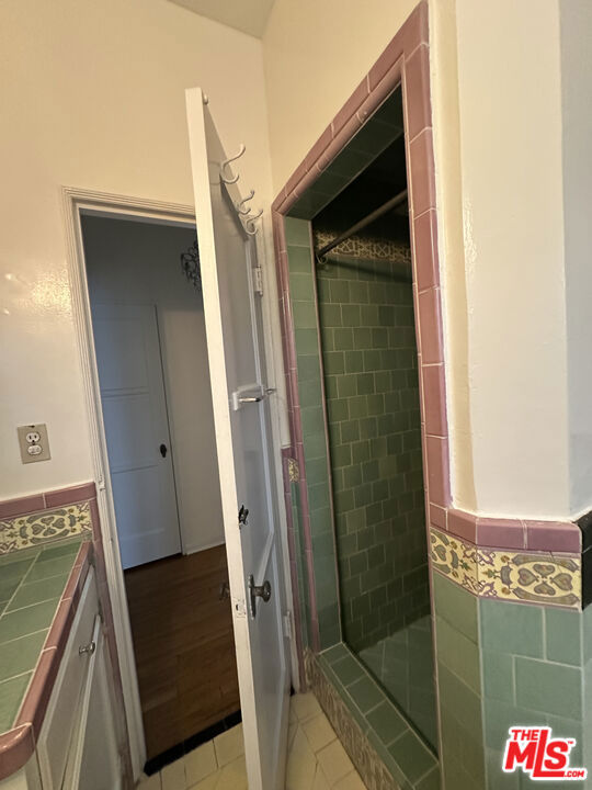 Residential Lease for rent at 5564 W 6th Street 6, Los Angeles, Los Angeles County CA featuring 2 beds and 1 bath