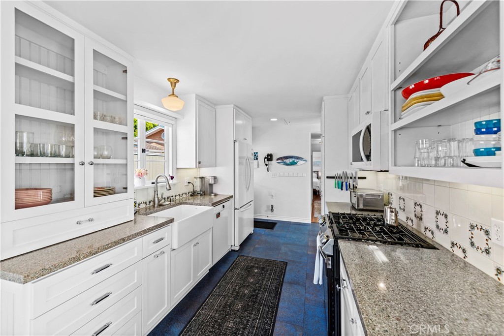 Residential Lease for rent at 515 Oak Street, Laguna Beach CA featuring 3 beds and 3 baths