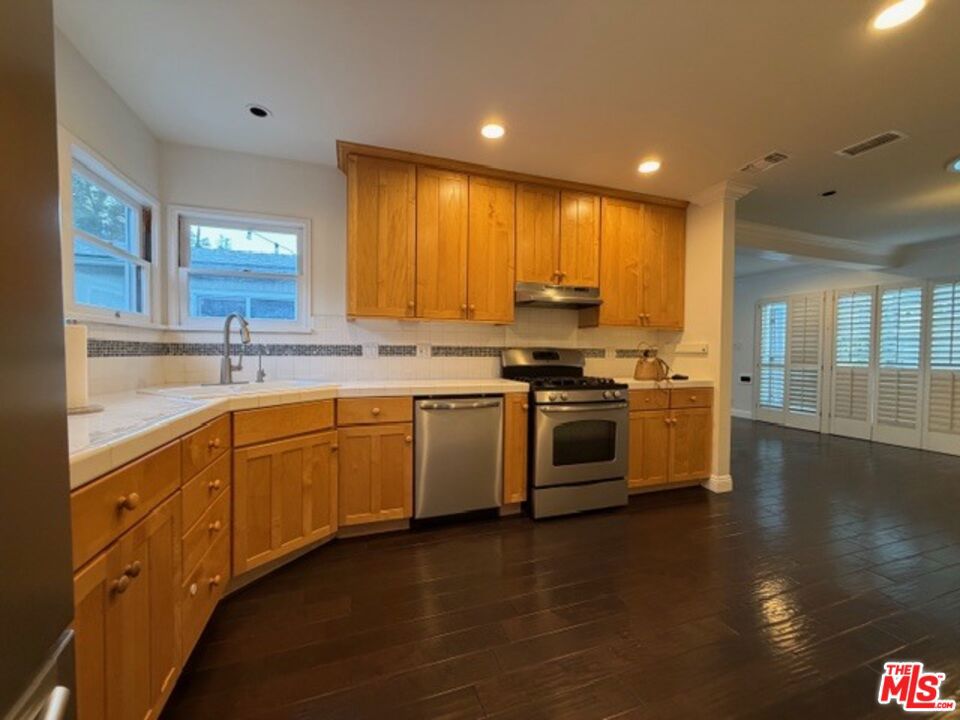 Residential Lease for rent at 1386 La Loma Road, Pasadena, Los Angeles County CA featuring 3 beds and 2 baths