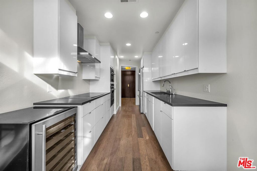 Residential Lease for rent at 200 N Swall Drive 551, Beverly Hills, Los Angeles County CA featuring 2 beds and 2 baths