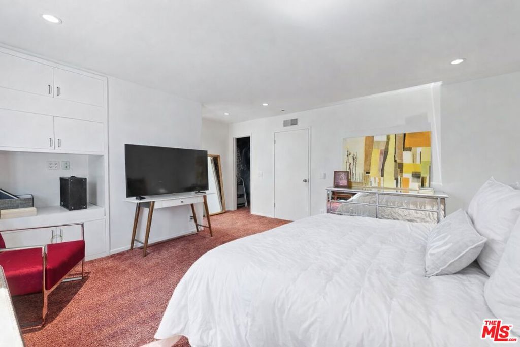 Residential Lease for rent at 148 S Roxbury Drive B, Beverly Hills, Los Angeles County CA featuring 3 beds and 3 baths