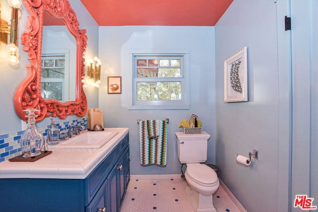 Residential Lease for rent at 2172 Argyle Avenue, Los Angeles, Los Angeles County CA featuring 5 beds and 6 baths