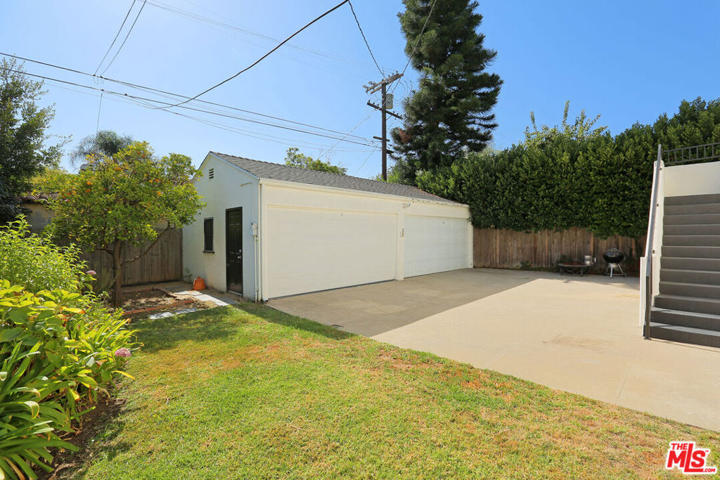 Residential Lease for rent at 11338 CASHMERE Street, Los Angeles, Los Angeles County CA featuring 2 beds and 2 baths